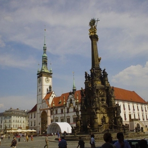 Plein Olomouc met pestzuil