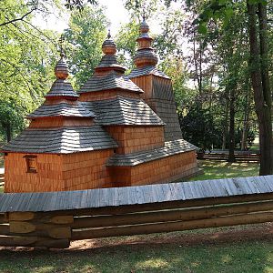 Hradec Králové: houten Nicolaaskerk in het Jiráskovy  park