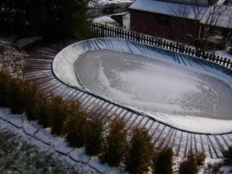 Het zwembad dik in het ijs (oud en nieuw 2007)