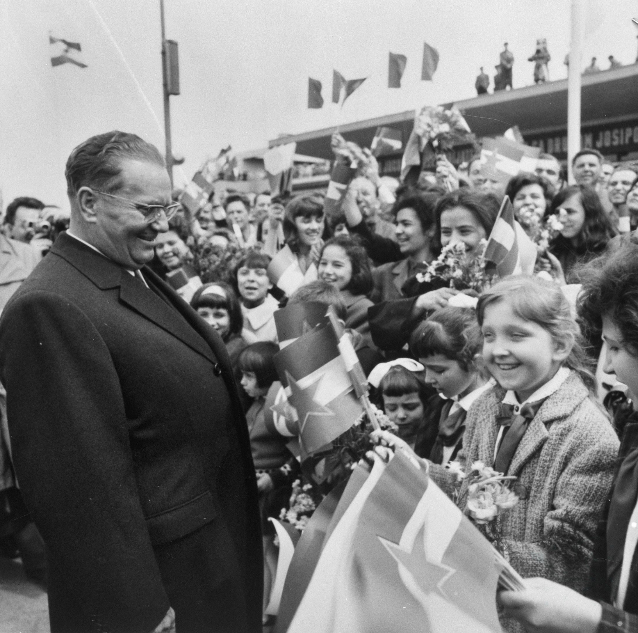 President Tito (Joegoslavië), begroet door de Praagse bevolking - foto: Anefo-CTK, 4 juni 1965