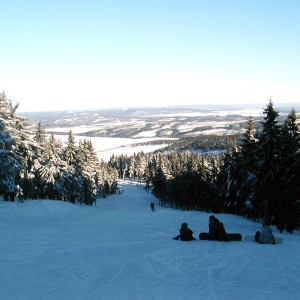 En uitzicht vanaf piste "Damska" op Klinovec.