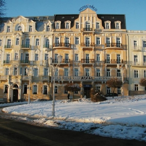 Een fors hotel in Marianske Lazne in de winter