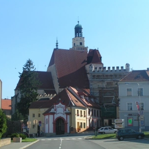 Sint Jacobskerk met rechts de toegangspoort naar het centrum van Prachatice