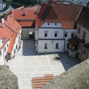 Gezicht op de binnenplaats van de burcht/klooster van Strakonice