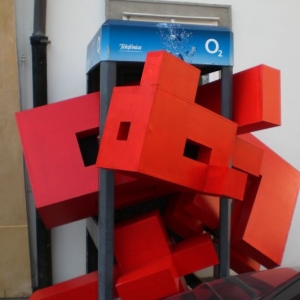 Expostie van telefoocellenkunst.