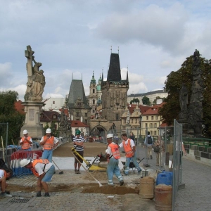 Man aan het werk op de Karelsbrug