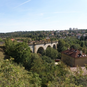 Oude spoorbrug over Hluboèepská Praha