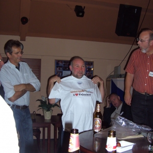 Gorrit bekijkt of Freddy het t-shirt wel past, en Marcel is verbaasd dat he