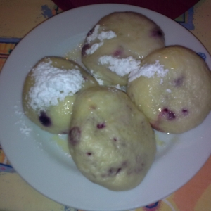 Ovocné knedlíky met bosbessen gevuld.