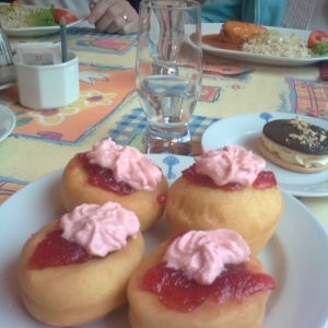 Vdolky/berlinerbollen met jam en kwark.