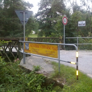 Het hek vlak voor de brug