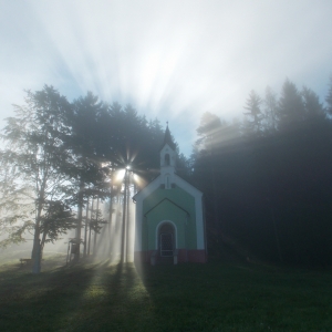 Kerkje kruizenpad Frymburk bij zonsopkomst