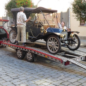 de eerste antieke auto's worden afgeladen