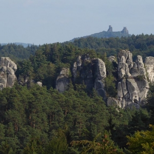 Hrad Valdštejn : uitzicht op Hruboskalské skalní mesto en Trosky ruïne