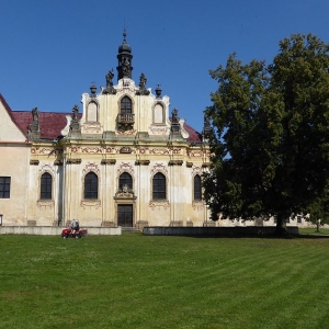 Mnichovo Hradiště: St. Annakapel en grasmaaier