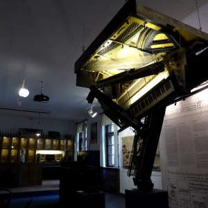 Noord Boheems Museum Liberec: pianovleugel aan plafond