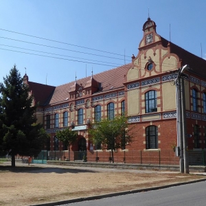 Breclav: schoolgebouw tegenover de kerk