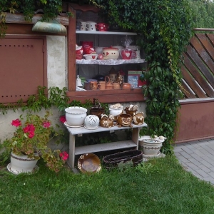 Huť svaté Antonie: keramiek verkoop naast de tuinpoort
