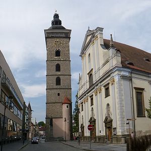 České Budějovice: Černá Věž naast de Nicolaaskerk