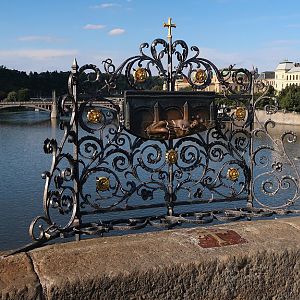 Praag-Karelsbrug: de plek waar Nepomuk in de Moldau gegooid werd