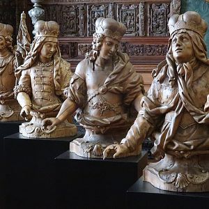 Plzeň: heiligen in houtsnijwerk in het Westboheems Museum