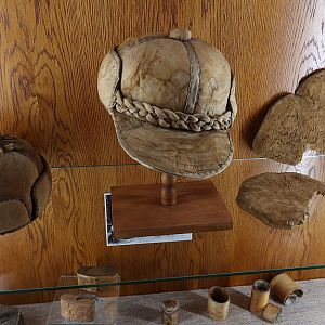 Domažlice: hoofddeksel van paddenstoelen en zwammen in het Chodenmuseum