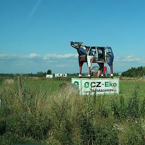 Smiřice: reclame voor een ecologisch auto-strip-bedrijf langs de 11/E67
