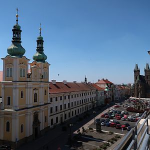 Hradec Králové: Maria Hemelvaartskerk (links) en Heilige Geest kathedraal (rechts)