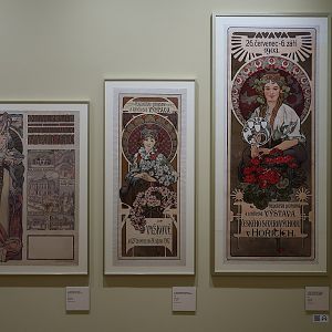 Chrudim: A. Mucha posters voor diverse tentoonstellingen in het regionaal museum