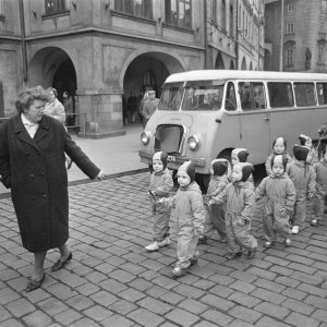 Praag, straatbeeld met een groep kleuters met twee leidsters - foto: Anefo, Jac. de Nijs, 9 maart 1967