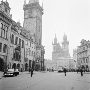 Stadhuistoren met zicht op de St. Maria Tynkerk - foto: Anefo, Jac. de Nijs, 9 maart 1965