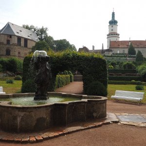Nové Město nad Metují: kasteel bezien vanuit de tuin