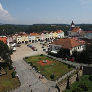 Nové Město nad Metují : stadsplein bezien vanuit de kasteeltoren