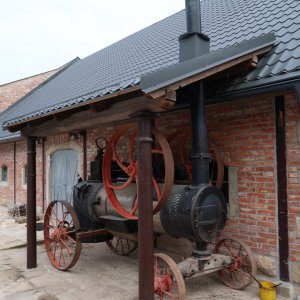 Locomobile met eiugen afdakje naast de bierbrouwerij van Jakubův Nový Dvůr