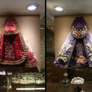 08 Svatá Hora pelgrims museum - Mariakleedjes uit 1891 en 1929