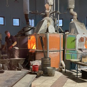 19 Novotny GlassWorks - de oven wordt gestookt