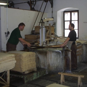 papier scheppen in de papierfabriek van Velke Losiny