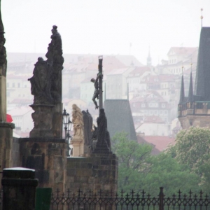 De achterkant van de Karelsbrug (Praag) .... in de regen !