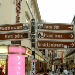 Toeristische wegwijzer in Praag