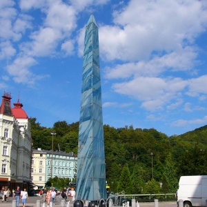 Moderne zuil in het centrum van Karlovy vary