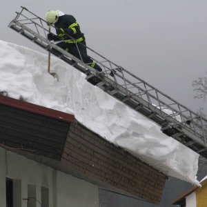 brandweer haalt sneeuw van dak