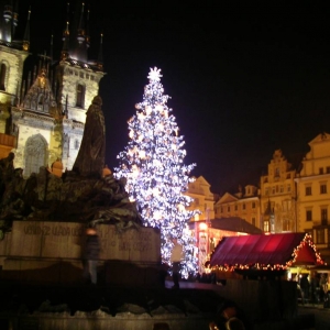 kerstmarkt op oude stadsplein in Praag