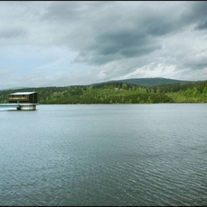 uitzicht tijdens wandeling om een stuwmeer