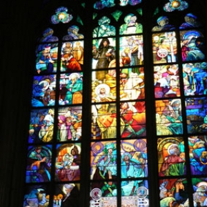 een van de ramen van de St VitusKathedraal