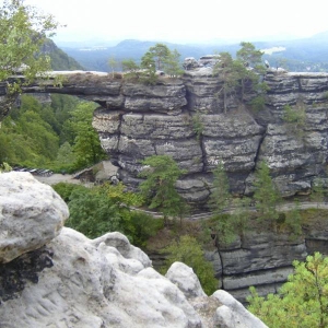 natuurlijke zandstenen brug