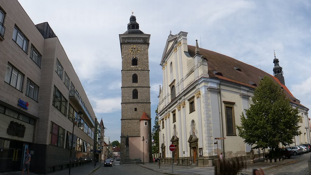 České Budějovice: Černá Věž naast de Nicolaaskerk