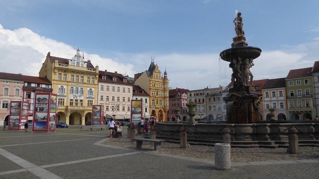 České Budějovice: Samson fontein met op de achtergrond het Zvon hotel