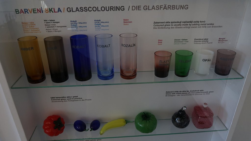 04 Nový Bor glasmuseum - hoe kleurt men het glas