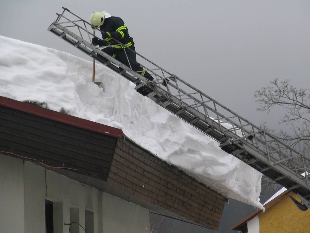 brandweer haalt sneeuw van dak