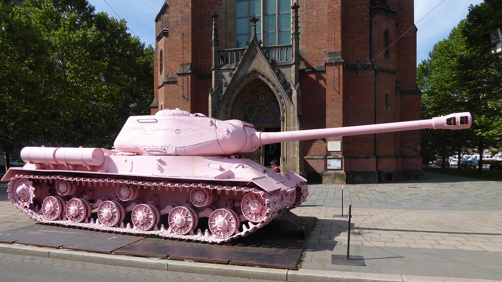 Brno: Pink Tank van David Cerny